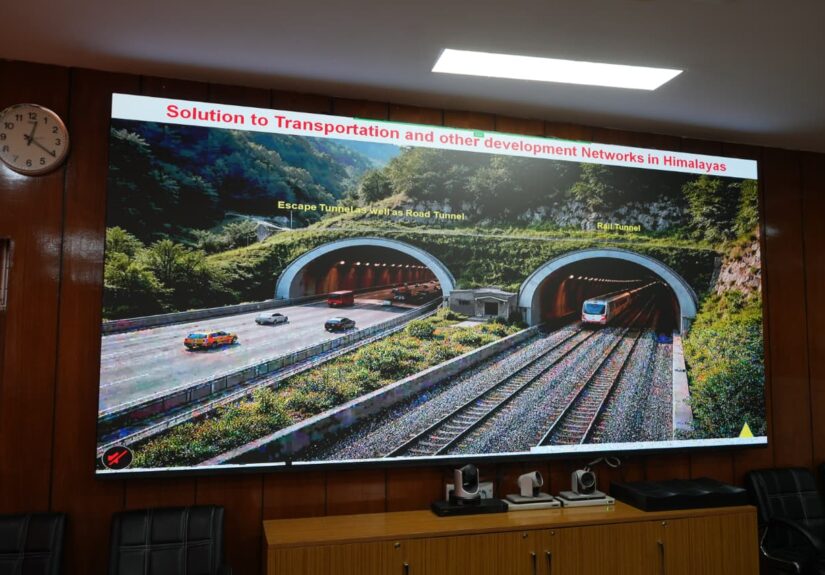 मुख्यमंत्री पुष्कर सिंह धामी सचिवालय में उत्तराखंड की रेल परियोजनाओं की समीक्षा करते हुए