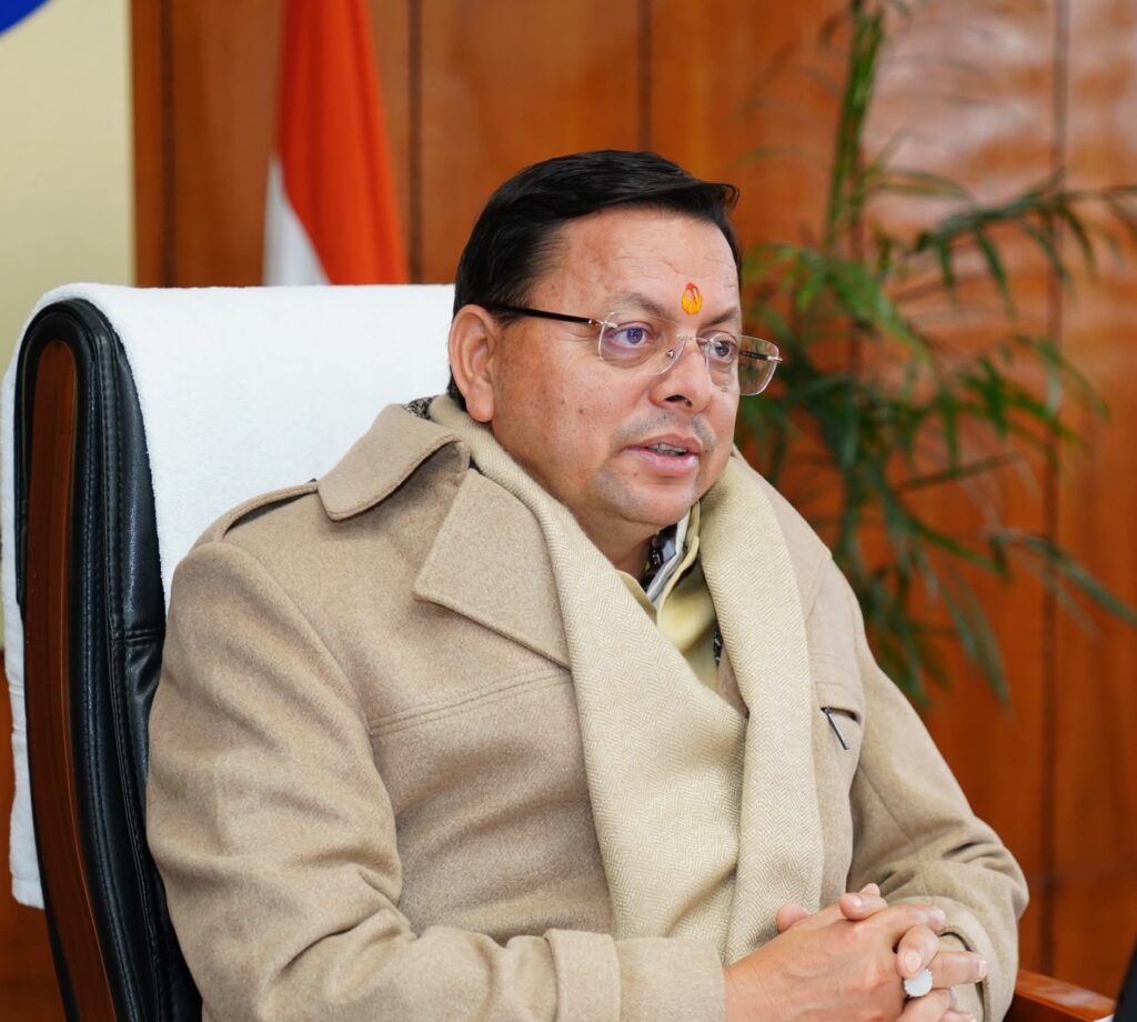 उत्तराखंड में कानून-व्यवस्था को लेकर समीक्षा बैठक करते मुख्यमंत्री पुष्कर सिंह धामी