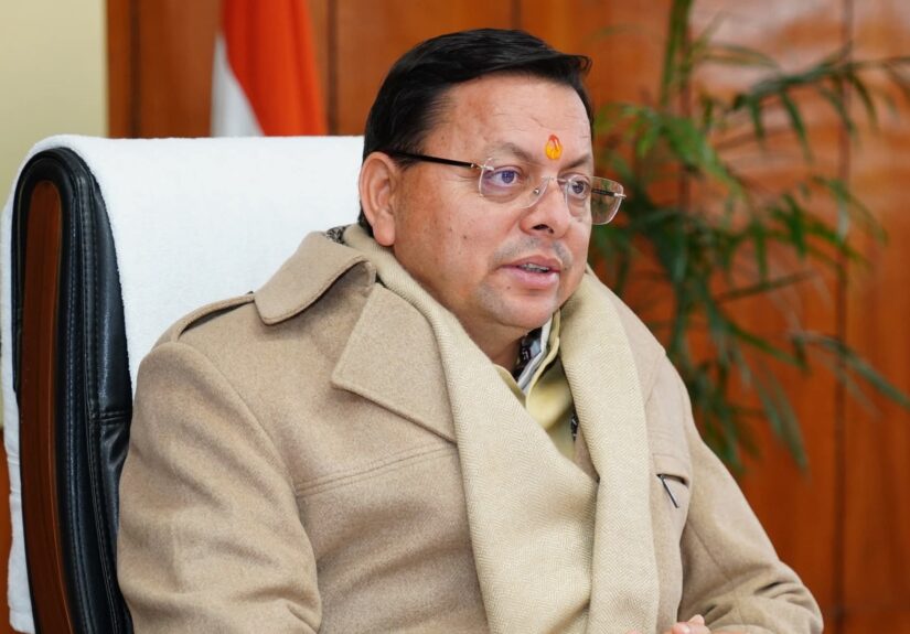उत्तराखंड में कानून-व्यवस्था को लेकर समीक्षा बैठक करते मुख्यमंत्री पुष्कर सिंह धामी