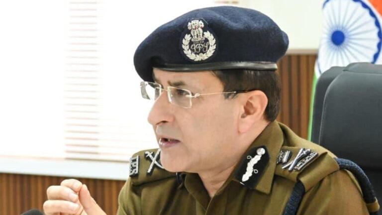 उत्तराखंड पुलिस सत्यापन अभियान के दौरान किरायेदारों और डिलीवरी एजेंटों की जांच
