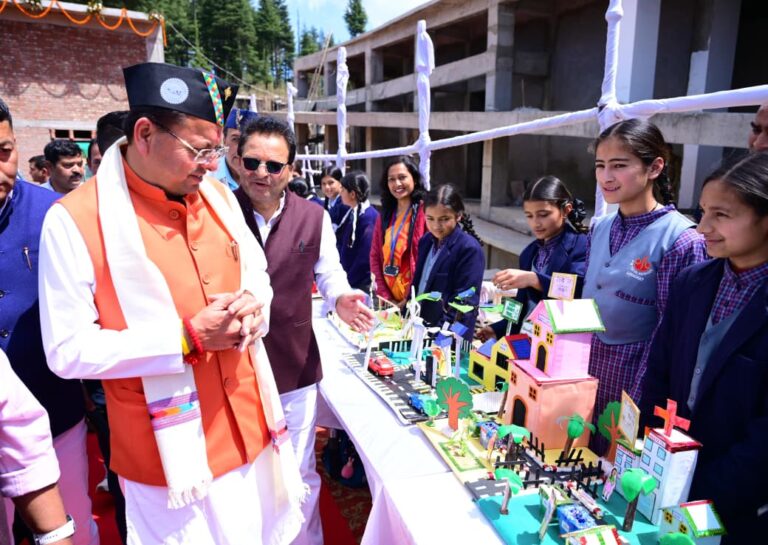 चम्पावत में निर्माणाधीन साइंस सेंटर का निरीक्षण करते मुख्यमंत्री पुष्कर सिंह धामी