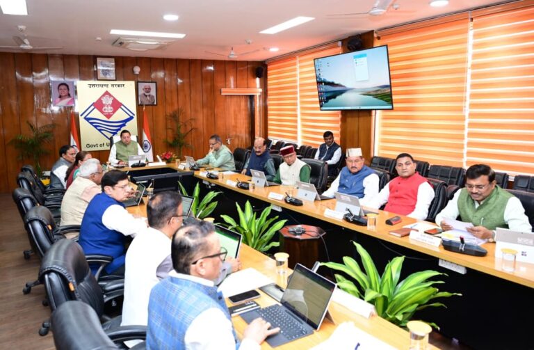 चारधाम यात्रा की तैयारियों की समीक्षा करते हुए मुख्यमंत्री पुष्कर सिंह धामी