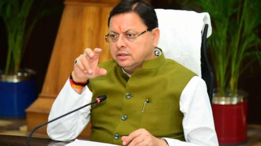 मुख्यमंत्री पुष्कर सिंह धामी रेस्टोरेंट में गैस सप्लाई का निरीक्षण करते हुए