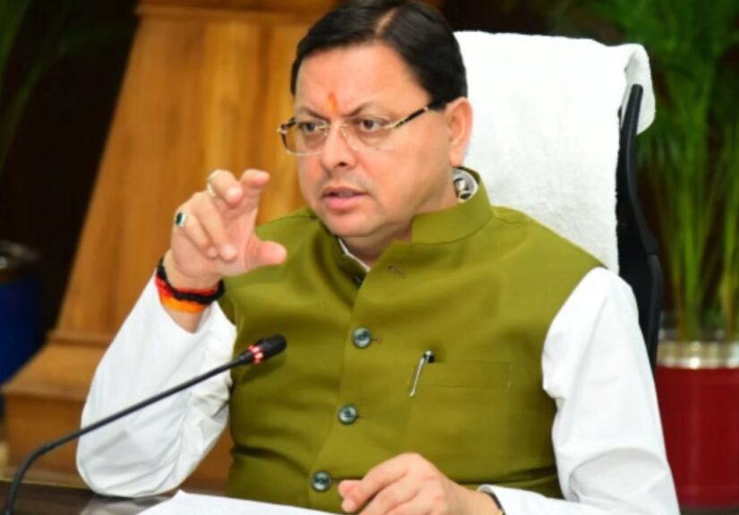 मुख्यमंत्री पुष्कर सिंह धामी रेस्टोरेंट में गैस सप्लाई का निरीक्षण करते हुए