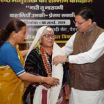 मुख्यमंत्री पुष्कर सिंह धामी देहरादून में अंतर्राष्ट्रीय महिला दिवस कार्यक्रम में वरिष्ठ महिलाओं को सम्मानित करते हुए
