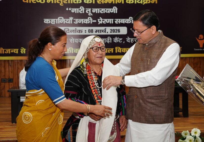मुख्यमंत्री पुष्कर सिंह धामी देहरादून में अंतर्राष्ट्रीय महिला दिवस कार्यक्रम में वरिष्ठ महिलाओं को सम्मानित करते हुए