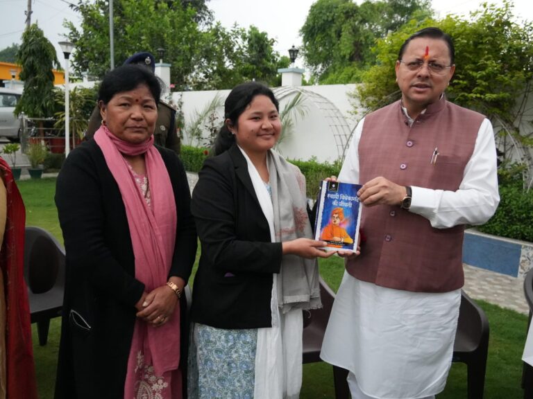 UPSC में चयनित शांभवी तिवारी, प्रिया चौहान और सौम्या गर्ब्याल को खटीमा में सम्मानित करते मुख्यमंत्री पुष्कर सिंह धामी