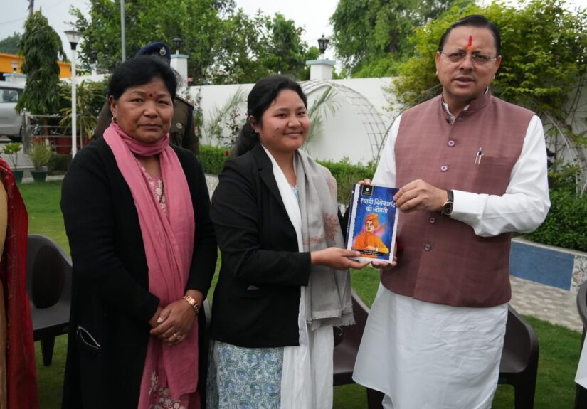 UPSC में चयनित शांभवी तिवारी, प्रिया चौहान और सौम्या गर्ब्याल को खटीमा में सम्मानित करते मुख्यमंत्री पुष्कर सिंह धामी