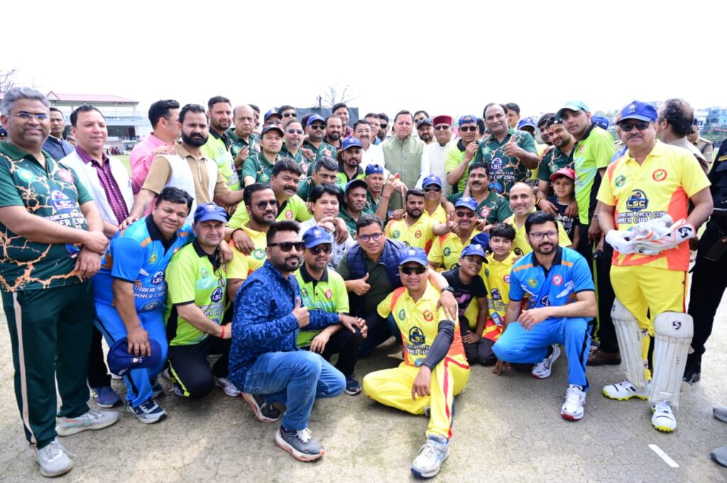 मुख्यमंत्री पुष्कर सिंह धामी देहरादून में क्रिकेट खेलते हुए खिलाड़ियों का उत्साह बढ़ाते हुए