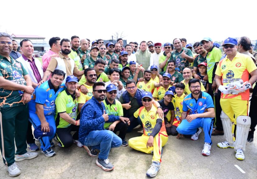 मुख्यमंत्री पुष्कर सिंह धामी देहरादून में क्रिकेट खेलते हुए खिलाड़ियों का उत्साह बढ़ाते हुए