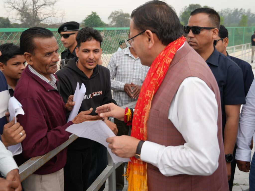 खटीमा में नगला तराई और लोहियाहेड हेलीपैड पर जनता की समस्याएं सुनते मुख्यमंत्री पुष्कर सिंह धामी