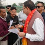 खटीमा में नगला तराई और लोहियाहेड हेलीपैड पर जनता की समस्याएं सुनते मुख्यमंत्री पुष्कर सिंह धामी