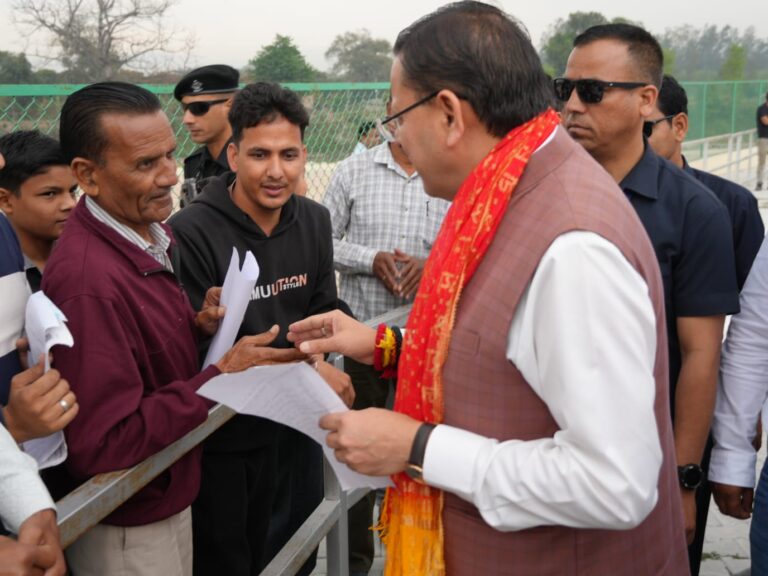 खटीमा में नगला तराई और लोहियाहेड हेलीपैड पर जनता की समस्याएं सुनते मुख्यमंत्री पुष्कर सिंह धामी