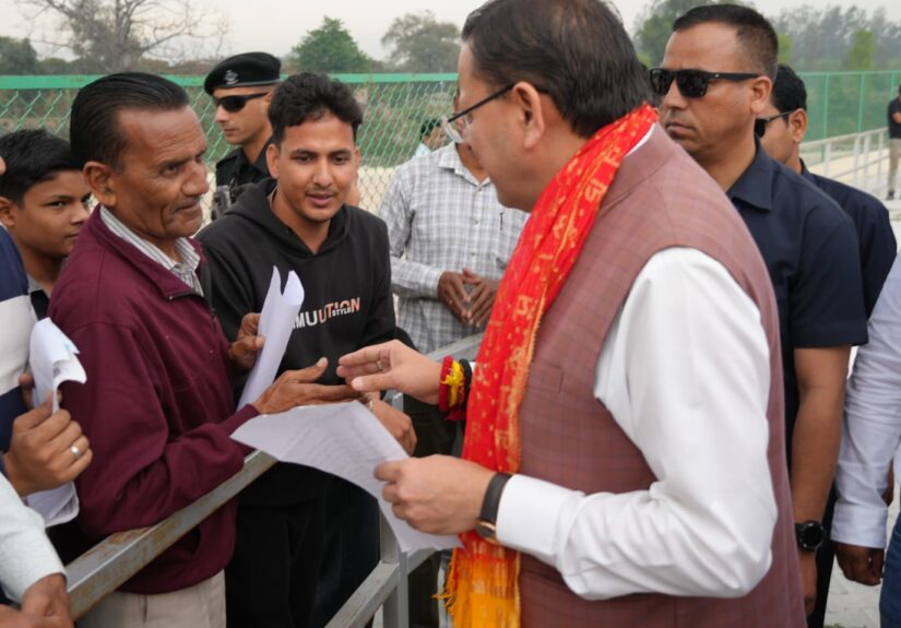 खटीमा में नगला तराई और लोहियाहेड हेलीपैड पर जनता की समस्याएं सुनते मुख्यमंत्री पुष्कर सिंह धामी