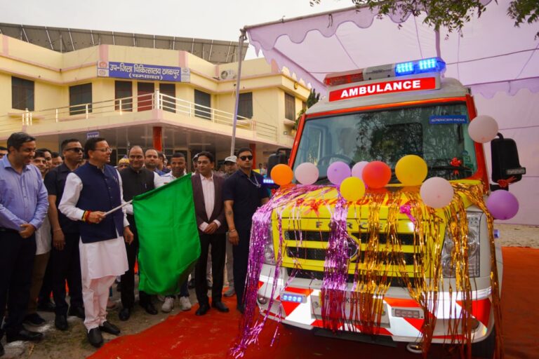 टनकपुर उपजिला अस्पताल में ACLS एम्बुलेंस को हरी झंडी दिखाते मुख्यमंत्री पुष्कर सिंह धामी