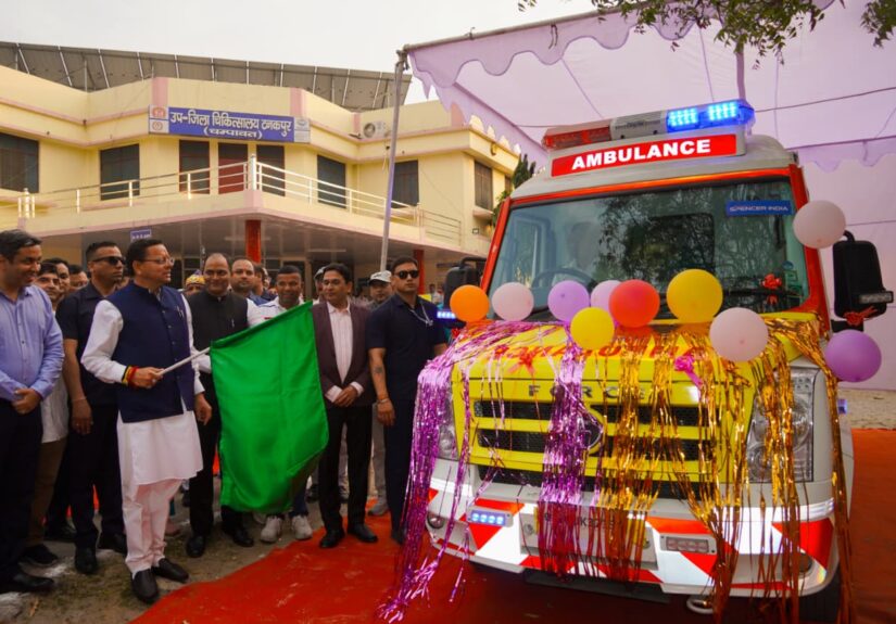 टनकपुर उपजिला अस्पताल में ACLS एम्बुलेंस को हरी झंडी दिखाते मुख्यमंत्री पुष्कर सिंह धामी