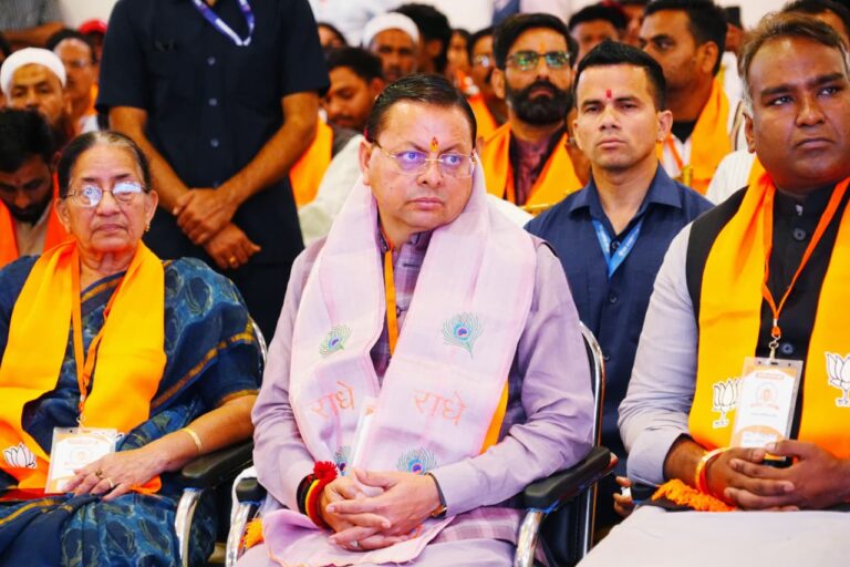 सीएम पुष्कर सिंह धामी मन की बात 132वां एपिसोड सुनते हुए देहरादून में