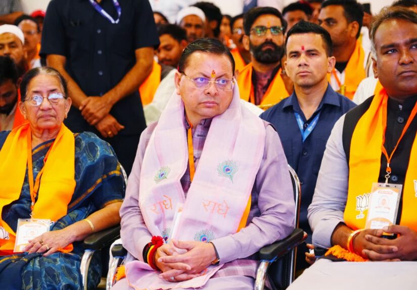 सीएम पुष्कर सिंह धामी मन की बात 132वां एपिसोड सुनते हुए देहरादून में