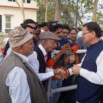 मुख्यमंत्री पुष्कर सिंह धामी टनकपुर में मुख्य सेवक संवाद कार्यक्रम में नागरिकों से बातचीत करते हुए