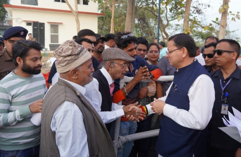 मुख्यमंत्री पुष्कर सिंह धामी टनकपुर में मुख्य सेवक संवाद कार्यक्रम में नागरिकों से बातचीत करते हुए