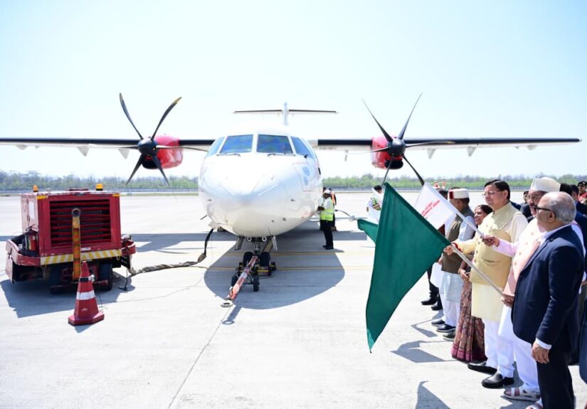 देहरादून जौलीग्रांट एयरपोर्ट पर पिथौरागढ़ विमान सेवा का शुभारंभ करते मुख्यमंत्री पुष्कर सिंह धामी