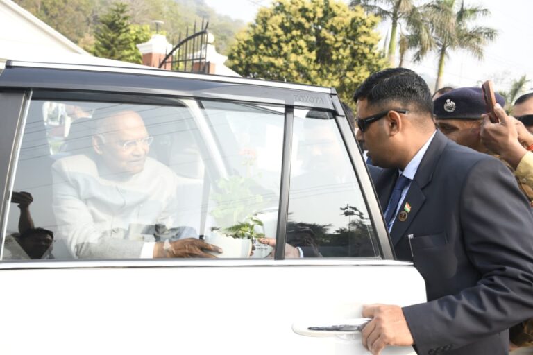 सर्किट हाउस में पूर्व राष्ट्रपति रामनाथ कोविंद का स्वागत करते प्रशासनिक अधिकारी