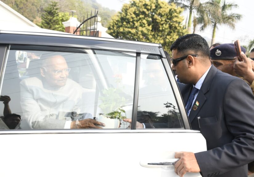 सर्किट हाउस में पूर्व राष्ट्रपति रामनाथ कोविंद का स्वागत करते प्रशासनिक अधिकारी