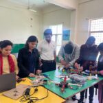 ऑर्डन प्रोग्रेसिव स्कूल हल्द्वानी में एआई और ड्रोन प्रशिक्षण कार्यशाला के दौरान शिक्षकों को प्रशिक्षण देते प्रशिक्षक