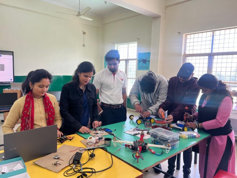 ऑर्डन प्रोग्रेसिव स्कूल हल्द्वानी में एआई और ड्रोन प्रशिक्षण कार्यशाला के दौरान शिक्षकों को प्रशिक्षण देते प्रशिक्षक