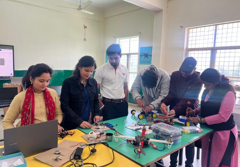 ऑर्डन प्रोग्रेसिव स्कूल हल्द्वानी में एआई और ड्रोन प्रशिक्षण कार्यशाला के दौरान शिक्षकों को प्रशिक्षण देते प्रशिक्षक