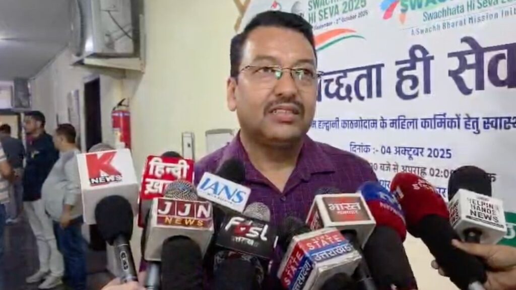 बनभूलपुरा हल्द्वानी में पीएम आवास योजना कैंप की तैयारी करते अधिकारी