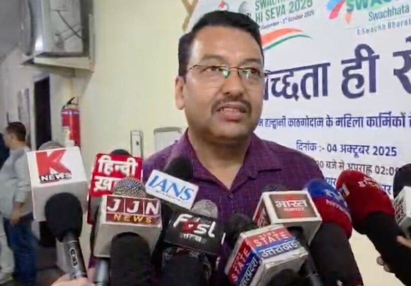 बनभूलपुरा हल्द्वानी में पीएम आवास योजना कैंप की तैयारी करते अधिकारी