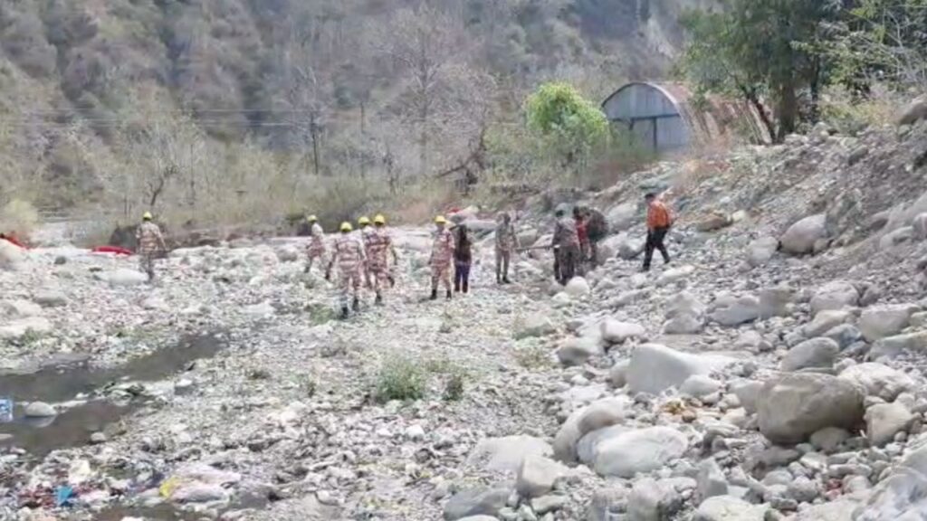 हल्द्वानी के कलसिया नाला क्षेत्र में मॉक ड्रिल के दौरान रेस्क्यू ऑपरेशन करते जवान