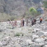 हल्द्वानी के कलसिया नाला क्षेत्र में मॉक ड्रिल के दौरान रेस्क्यू ऑपरेशन करते जवान