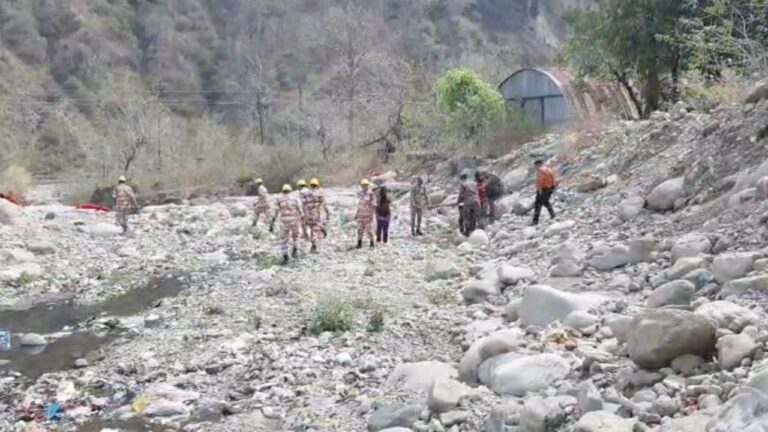 हल्द्वानी के कलसिया नाला क्षेत्र में मॉक ड्रिल के दौरान रेस्क्यू ऑपरेशन करते जवान