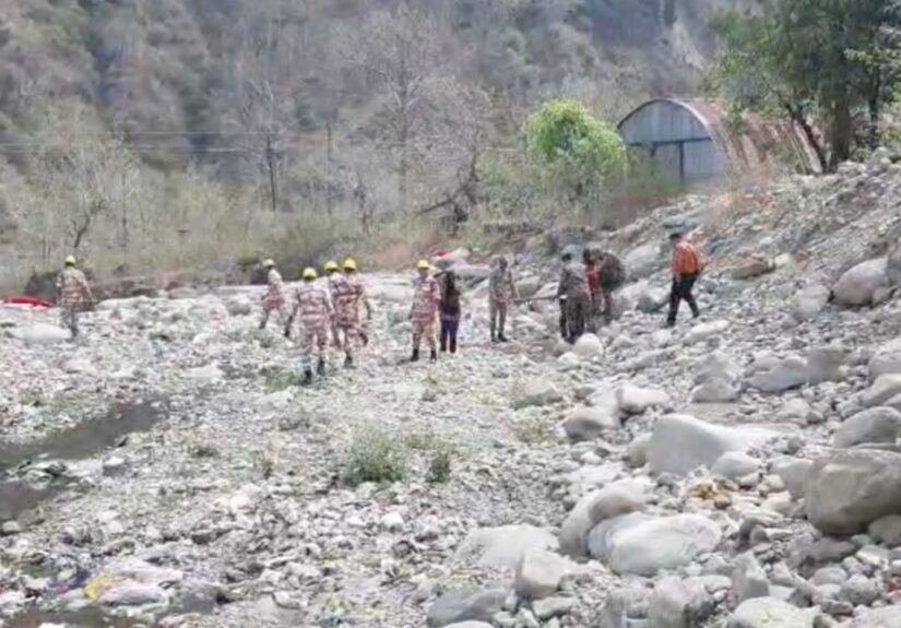 हल्द्वानी के कलसिया नाला क्षेत्र में मॉक ड्रिल के दौरान रेस्क्यू ऑपरेशन करते जवान
