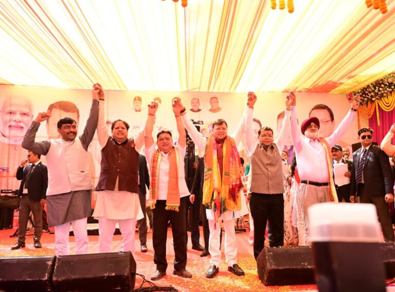 काशीपुर रंगोत्सव में मुख्यमंत्री पुष्कर सिंह धामी होली खेलते हुए