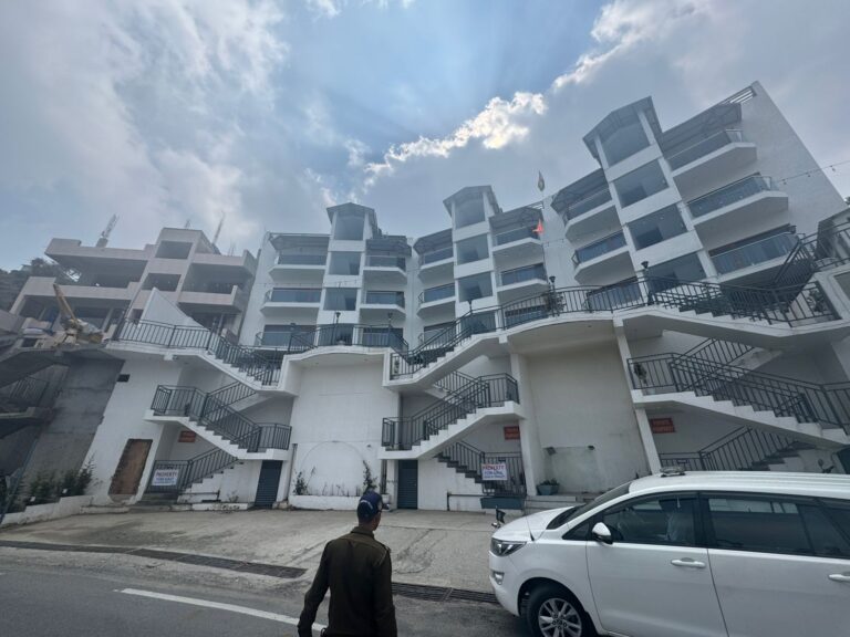 मुक्तेश्वर में अवैध निर्माण और रिसॉर्ट्स की जांच के निर्देश देते कुमाऊं आयुक्त दीपक रावत