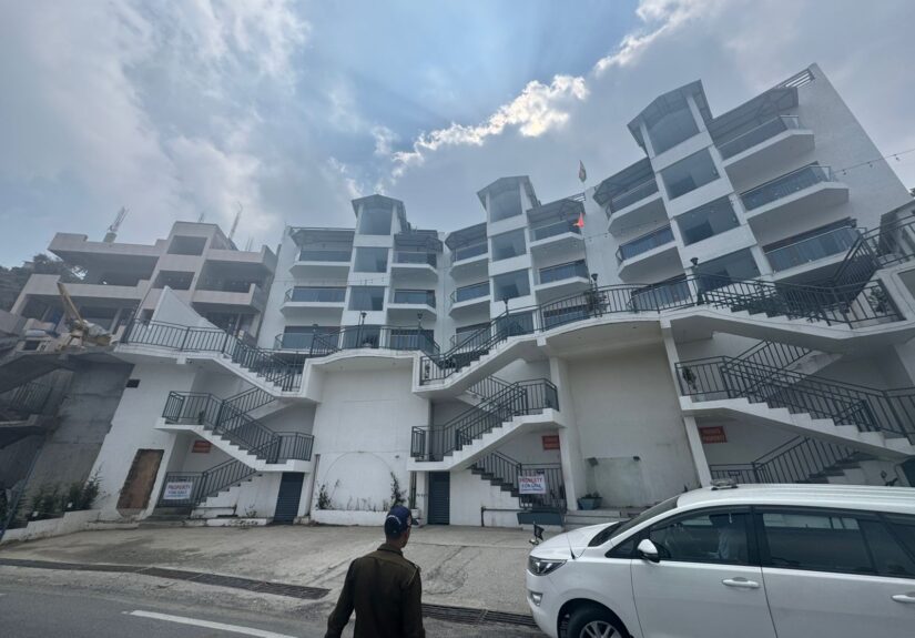 मुक्तेश्वर में अवैध निर्माण और रिसॉर्ट्स की जांच के निर्देश देते कुमाऊं आयुक्त दीपक रावत