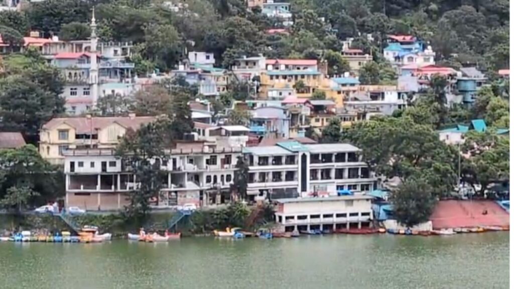 नैनीताल जिले में अवैध होमस्टे के खिलाफ प्रशासन की कार्रवाई को दर्शाता पहाड़ी क्षेत्र में बने होमस्टे