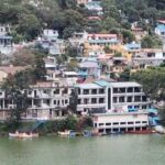 नैनीताल जिले में अवैध होमस्टे के खिलाफ प्रशासन की कार्रवाई को दर्शाता पहाड़ी क्षेत्र में बने होमस्टे