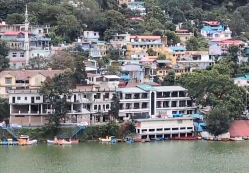 नैनीताल जिले में अवैध होमस्टे के खिलाफ प्रशासन की कार्रवाई को दर्शाता पहाड़ी क्षेत्र में बने होमस्टे