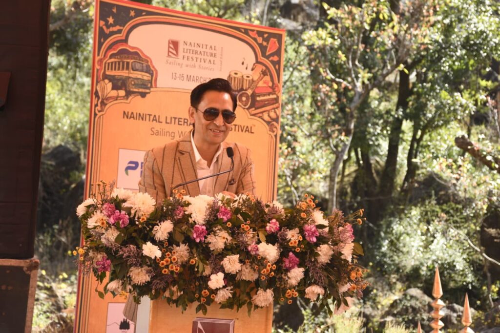 नैनीताल लिटरेचर फेस्टिवल 2026 का उद्घाटन करते आयुक्त दीपक रावत और प्रो. पुष्पेश पंत।