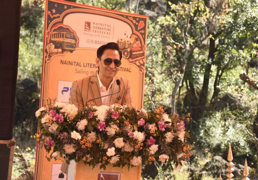 नैनीताल लिटरेचर फेस्टिवल 2026 का उद्घाटन करते आयुक्त दीपक रावत और प्रो. पुष्पेश पंत।