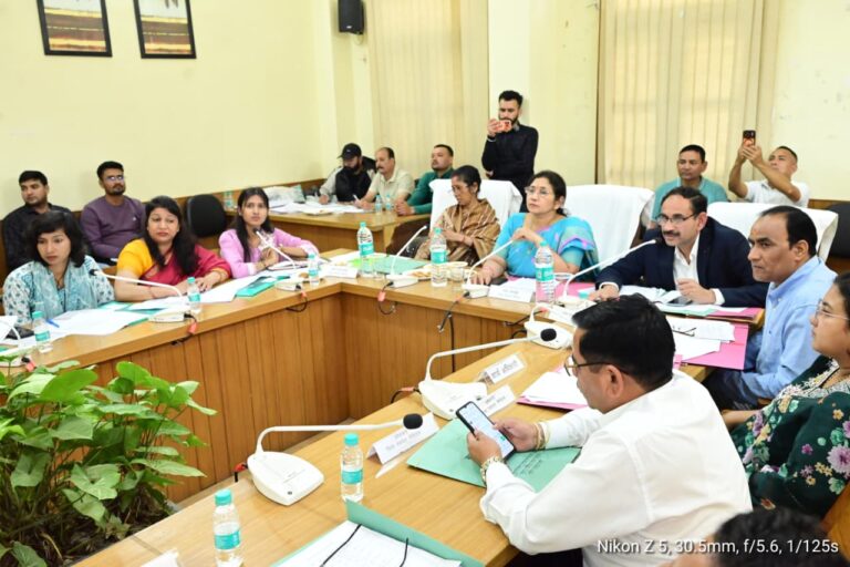 काठगोदाम में नैनीताल जिला पंचायत की बोर्ड बैठक का दृश्य