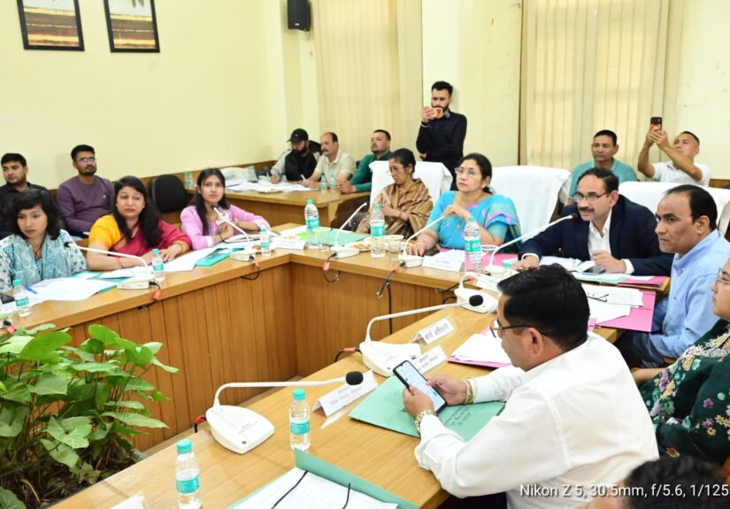 काठगोदाम में नैनीताल जिला पंचायत की बोर्ड बैठक का दृश्य