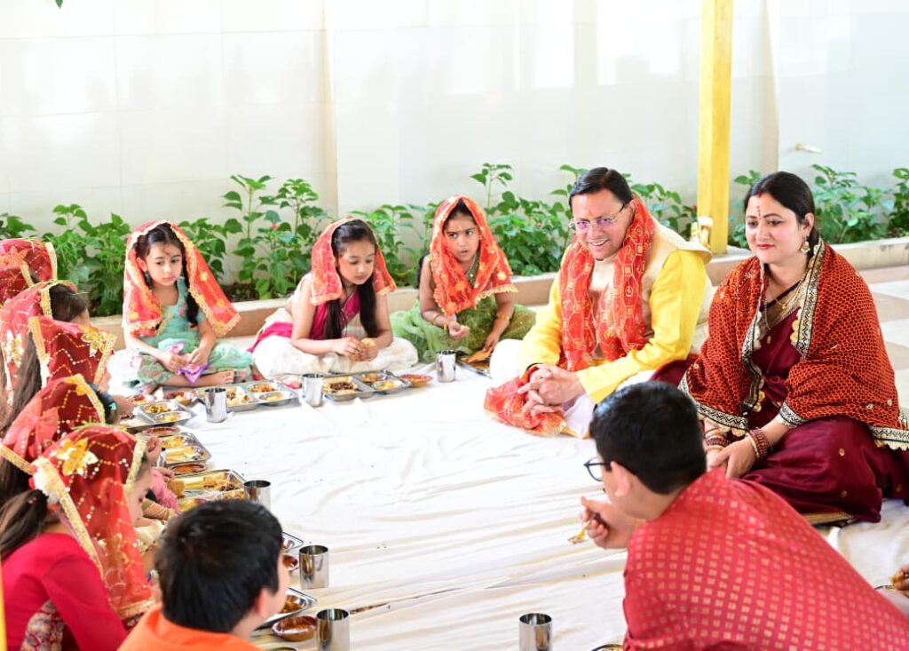 मुख्यमंत्री पुष्कर सिंह धामी रामनवमी पर कन्या पूजन करते हुए