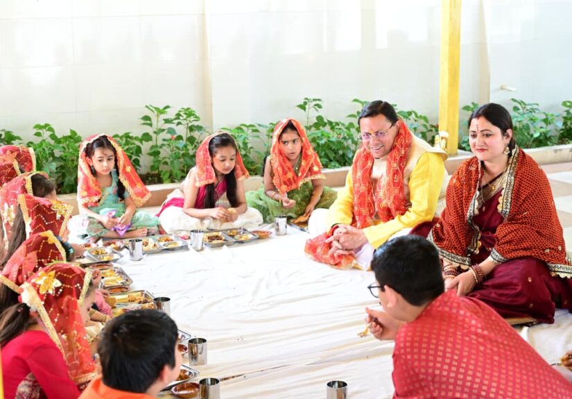 मुख्यमंत्री पुष्कर सिंह धामी रामनवमी पर कन्या पूजन करते हुए