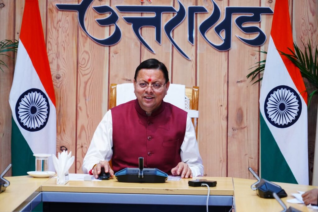 मुख्यमंत्री पुष्कर सिंह धामी हरिद्वार दौरे की तैयारियों की समीक्षा बैठक करते हुए