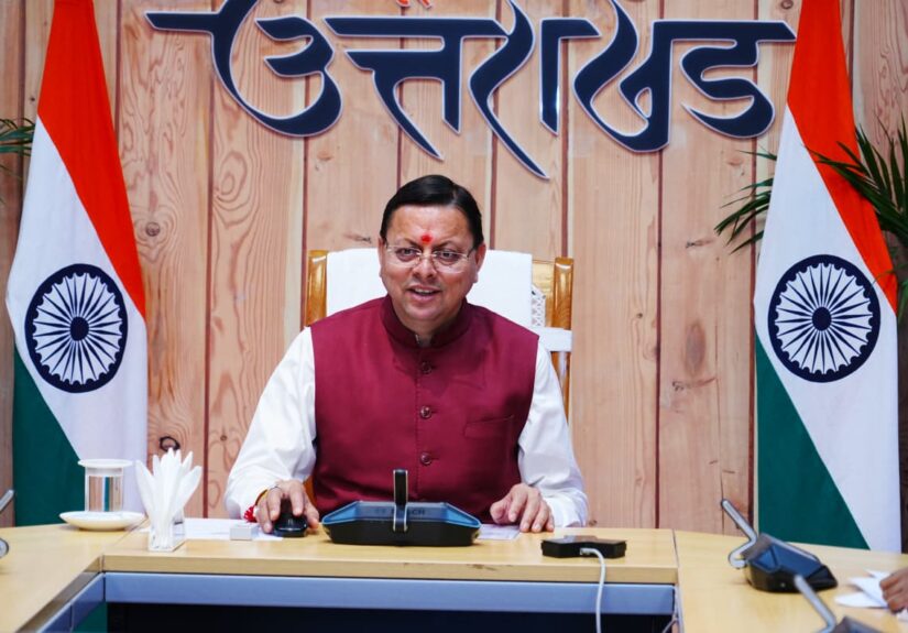 मुख्यमंत्री पुष्कर सिंह धामी हरिद्वार दौरे की तैयारियों की समीक्षा बैठक करते हुए